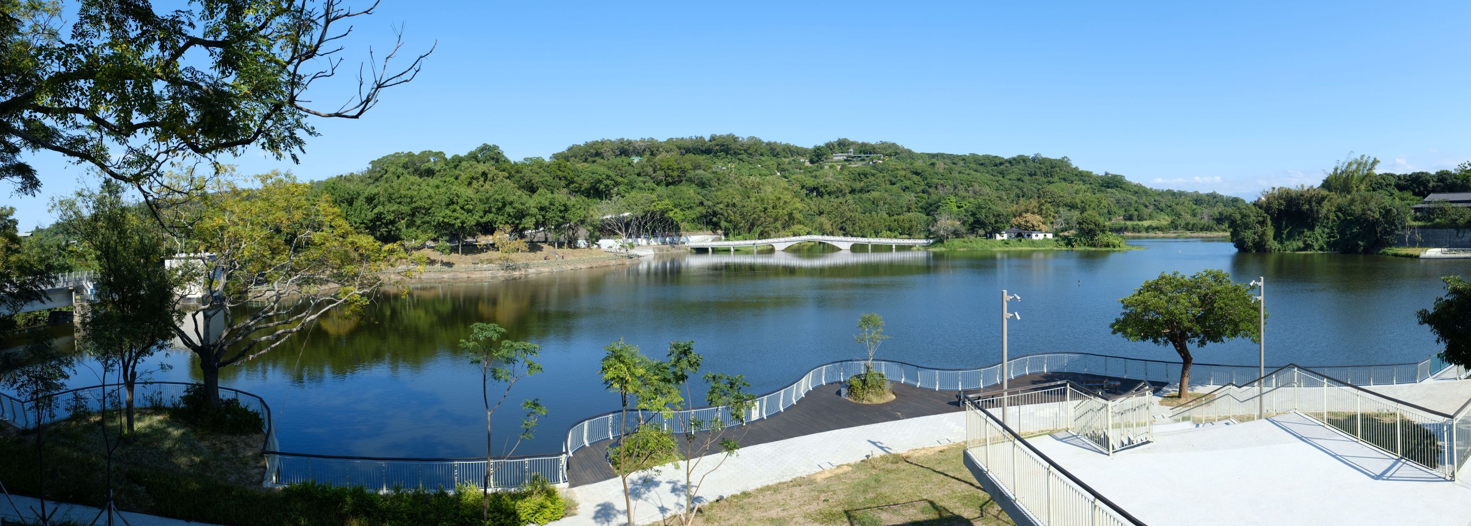 從高處眺望青草湖、映月橋與環湖步道